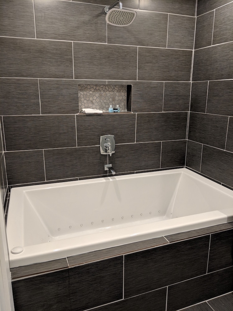 Premium Single Room, 1 King Bed photo 2