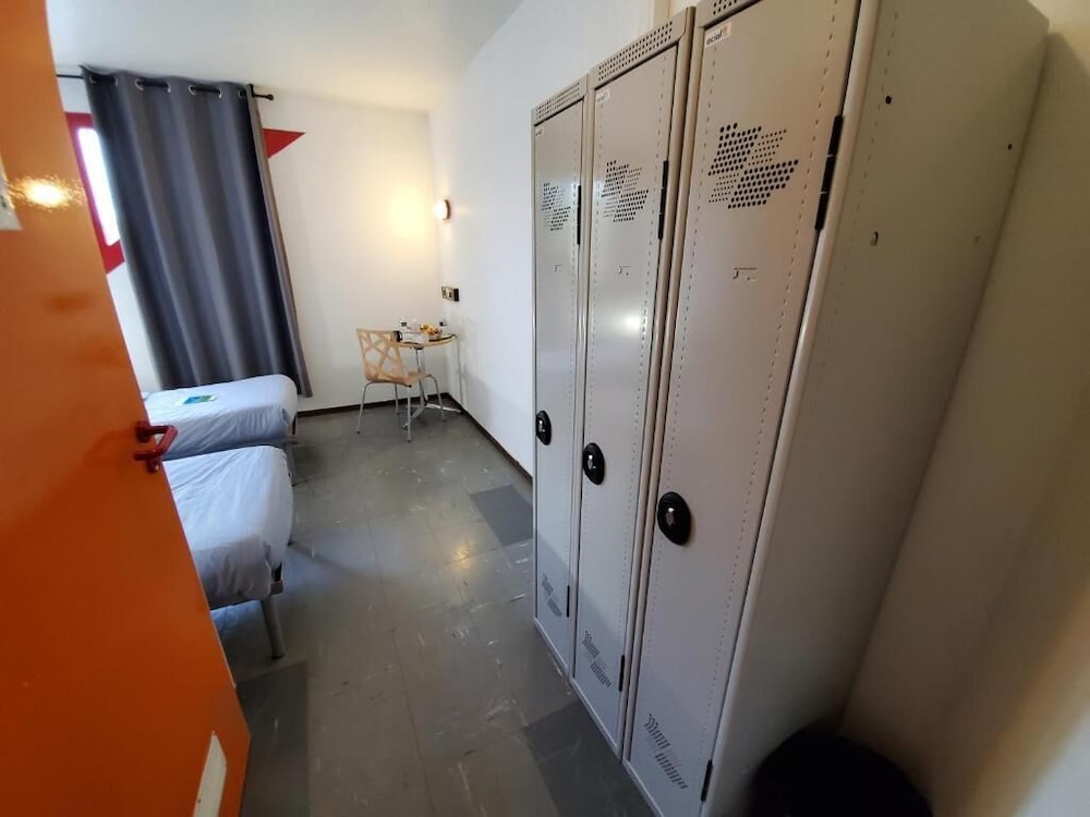 Twin Room with Ensuite Bathroom - Photo 14
