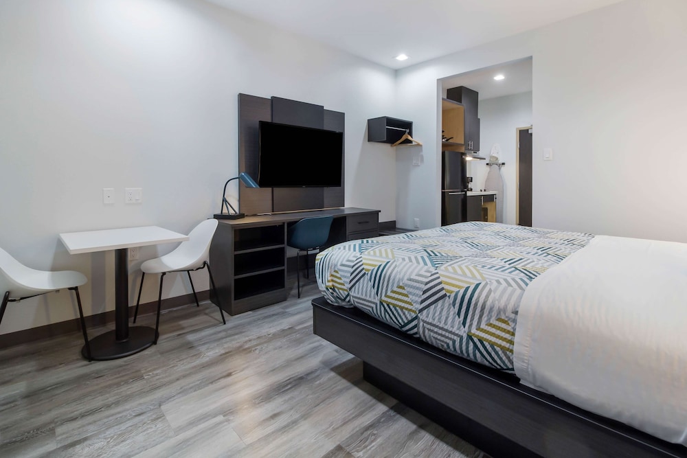 Deluxe Room, 1 King Bed, Non Smoking, Kitchenette - Photo 1