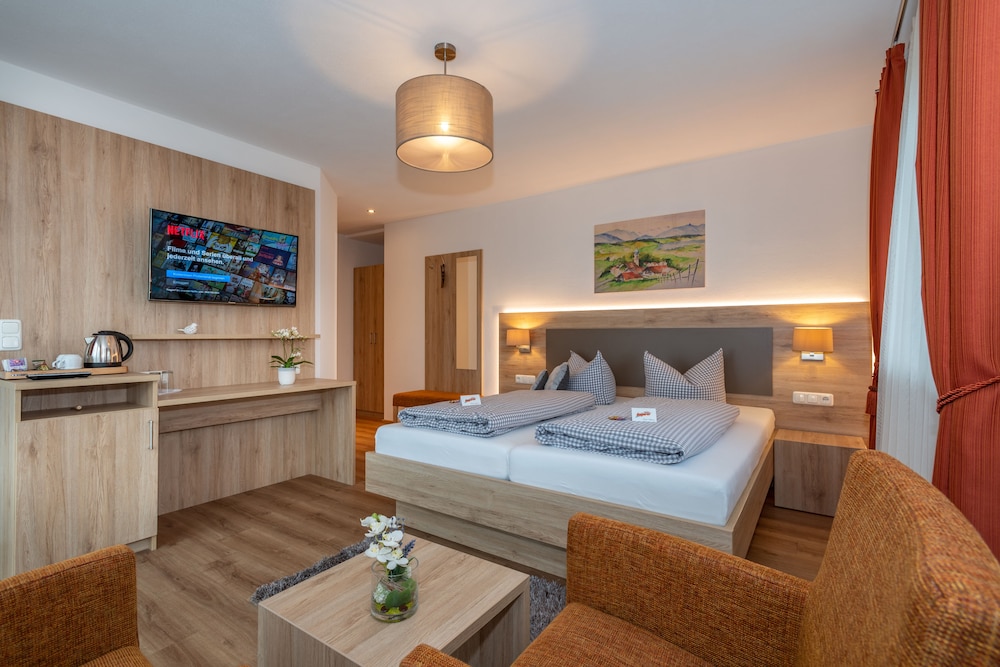 Superior Double Room, 1 King Bed, Balcony, Mountain View photo 2