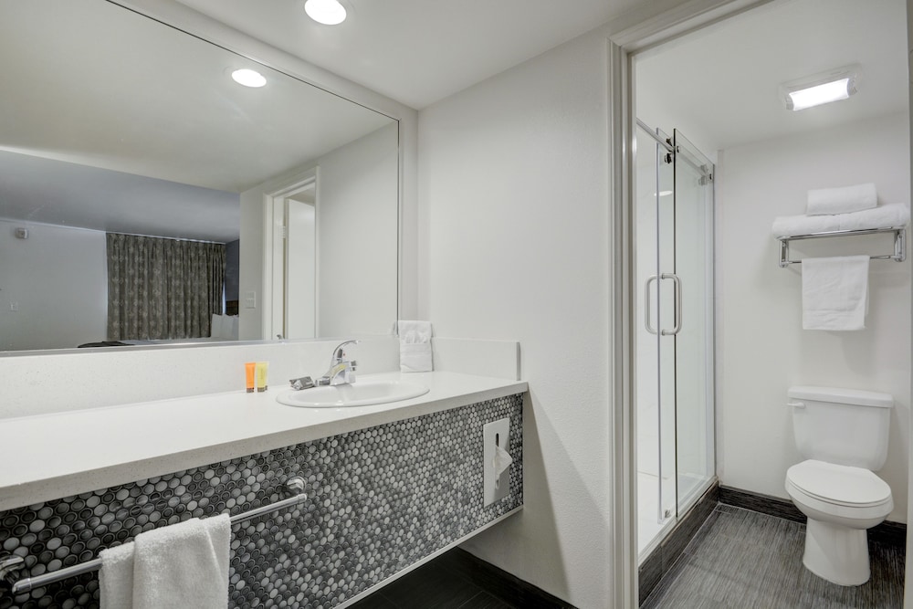 Deluxe Room, 1 King Bed - Photo 10