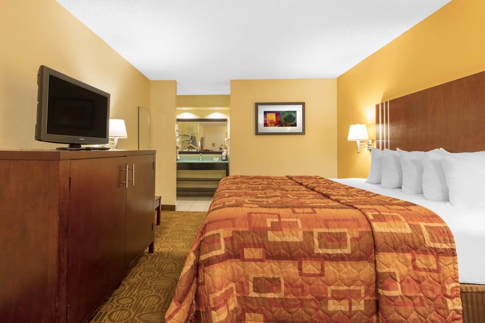 Deluxe Room, 1 King Bed, Smoking, Refrigerator & Microwave