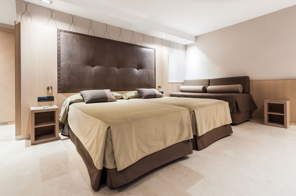 Superior Quadruple Room photo 3