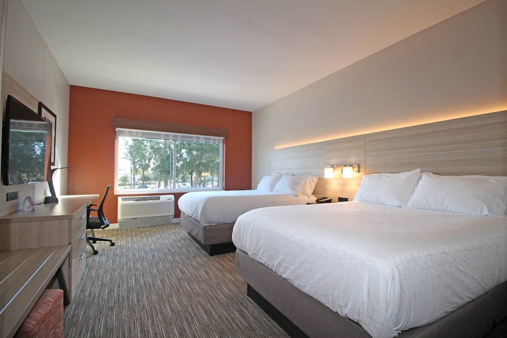 Suite, 2 Queen Beds, Accessible (Mobility, Accessible Tub) photo 2