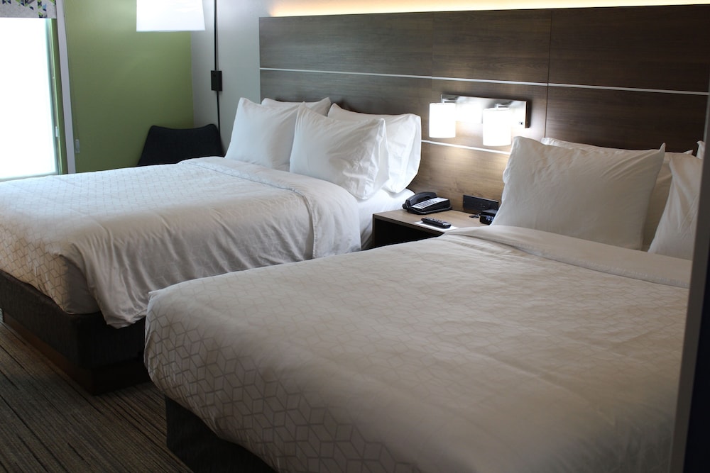 Standard Room, 2 Queen Beds - Photo 11