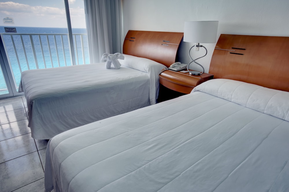 Deluxe Ocean Front  - 2 double beds - Photo 7