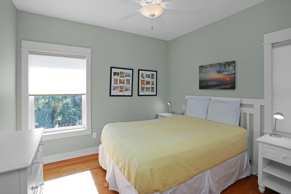 House, Multiple Beds (Attitude Adjustment) photo 1