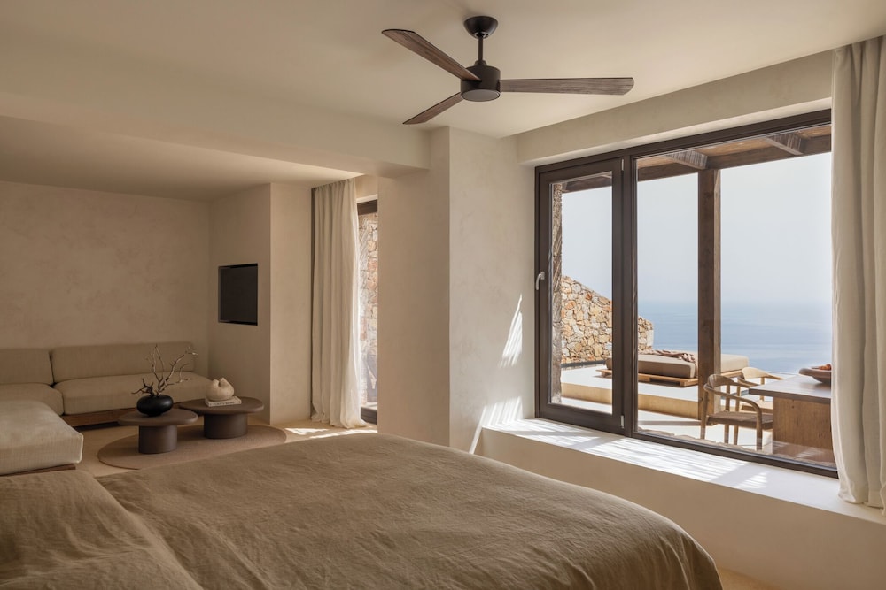 Superior Cave Suite with Outdoor Private Pool and Sea View photo 2