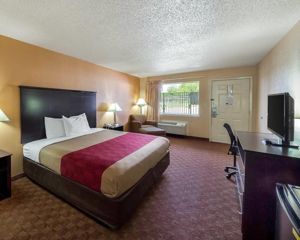 Standard Room, 1 King Bed, Smoking - Photo 1