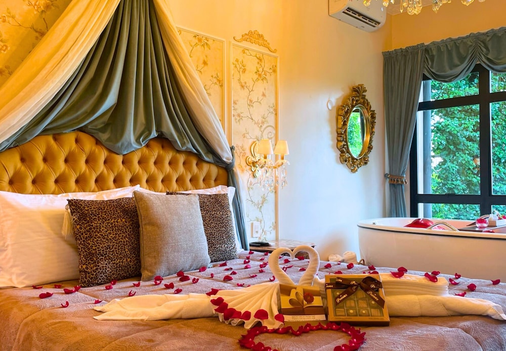 Romantic Double Room, Jetted Tub, Garden View (Marseille)