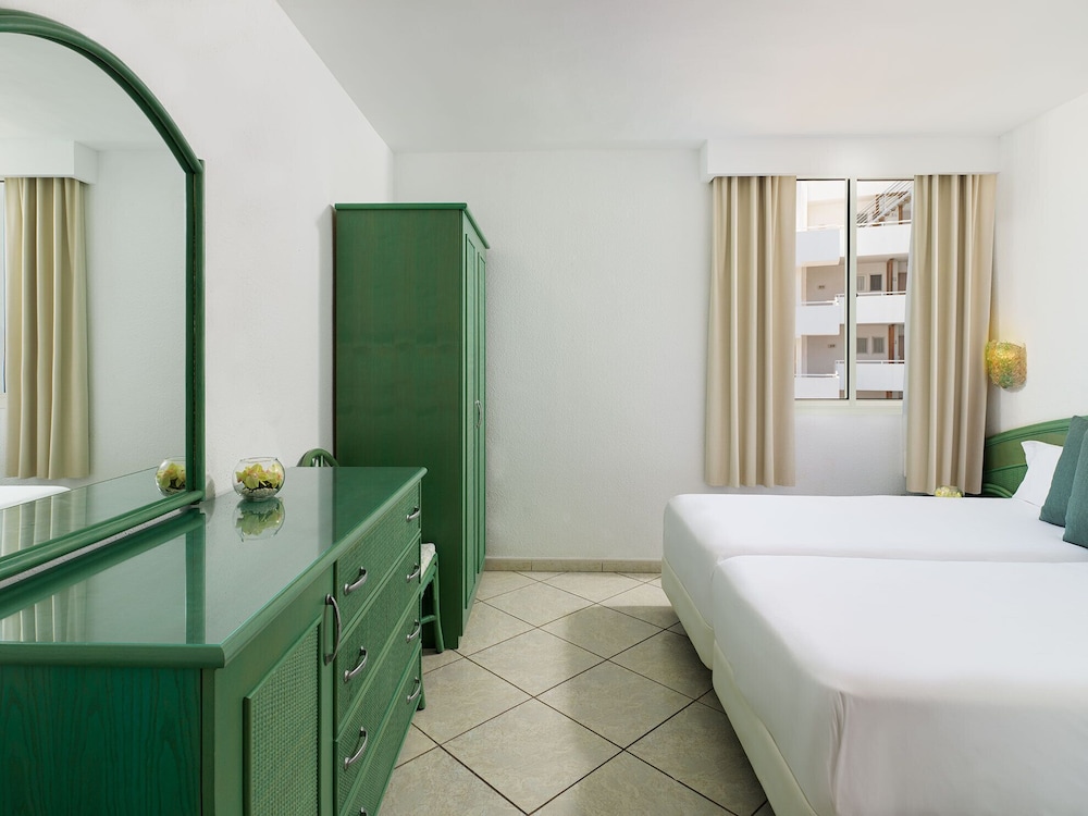 Duplex, Multiple Beds, Balcony photo 3