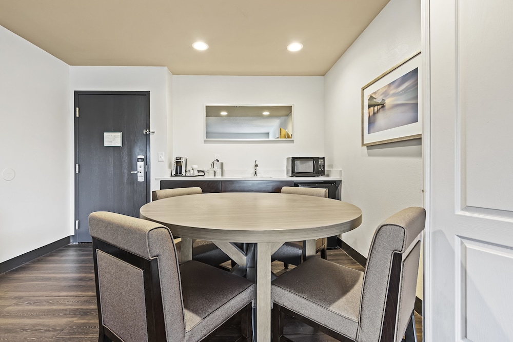 Suite, 1 King Bed (Additional Living Area) - Photo 9