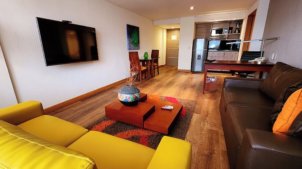 Business Suite, 1 Queen Bed with Sofa bed, Kitchen, City View - Photo 2
