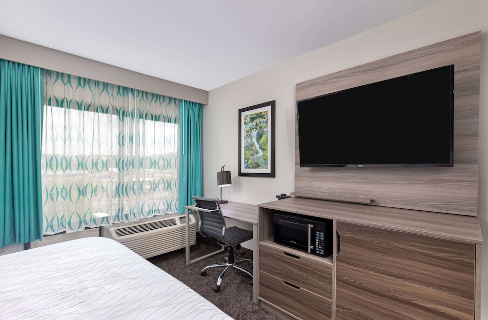 Deluxe Suite, Multiple Beds, Non Smoking (Deluxe Family Suite) - Photo 2