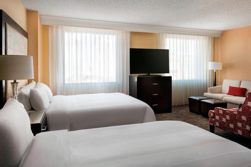 Suite, 2 Queen Beds - Photo 2