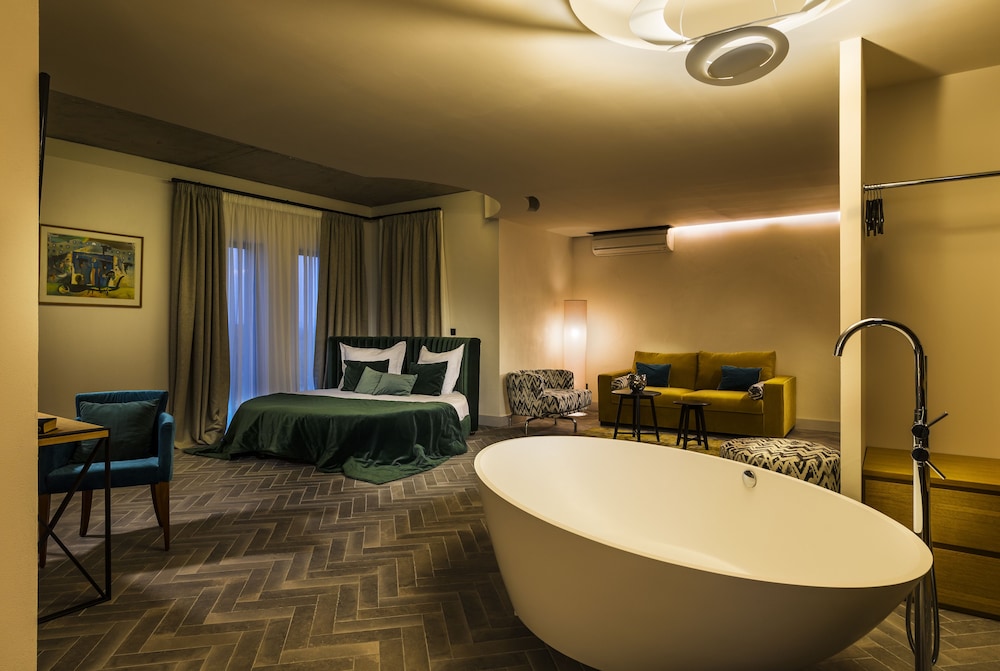Deluxe Suite - Photo 7