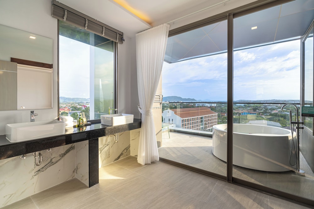 Panorama Executive Suite - Photo 5