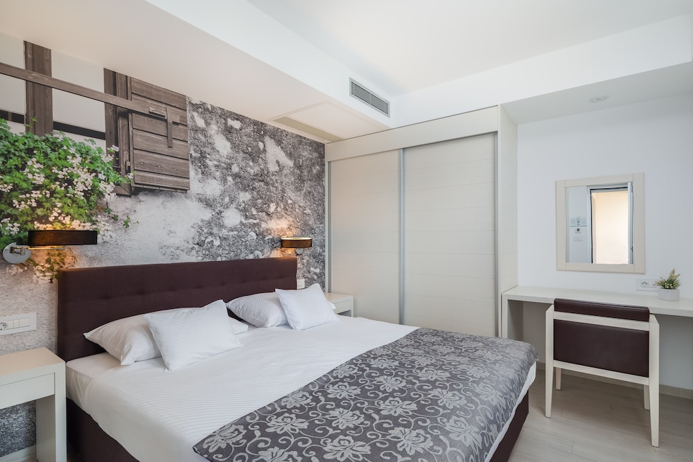Studio Suite, 1 Bedroom, Balcony, Partial Sea View, photo 6