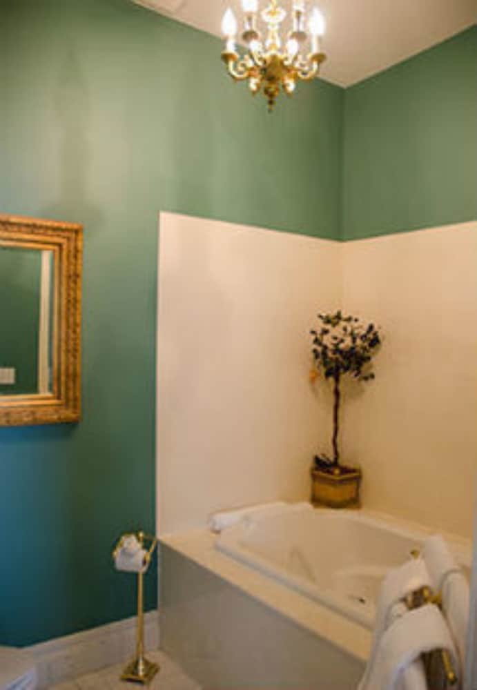 Room, Private Bathroom (Classic Sazerac) photo 3