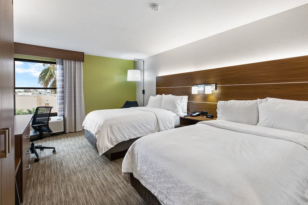 Standard Room, 2 Double Beds - Photo 9