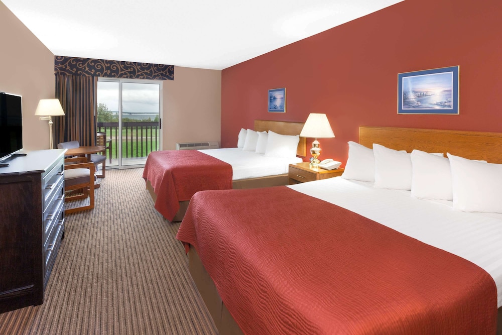 Studio Suite, 2 Queen Beds, Non Smoking, Lake View - Photo 1