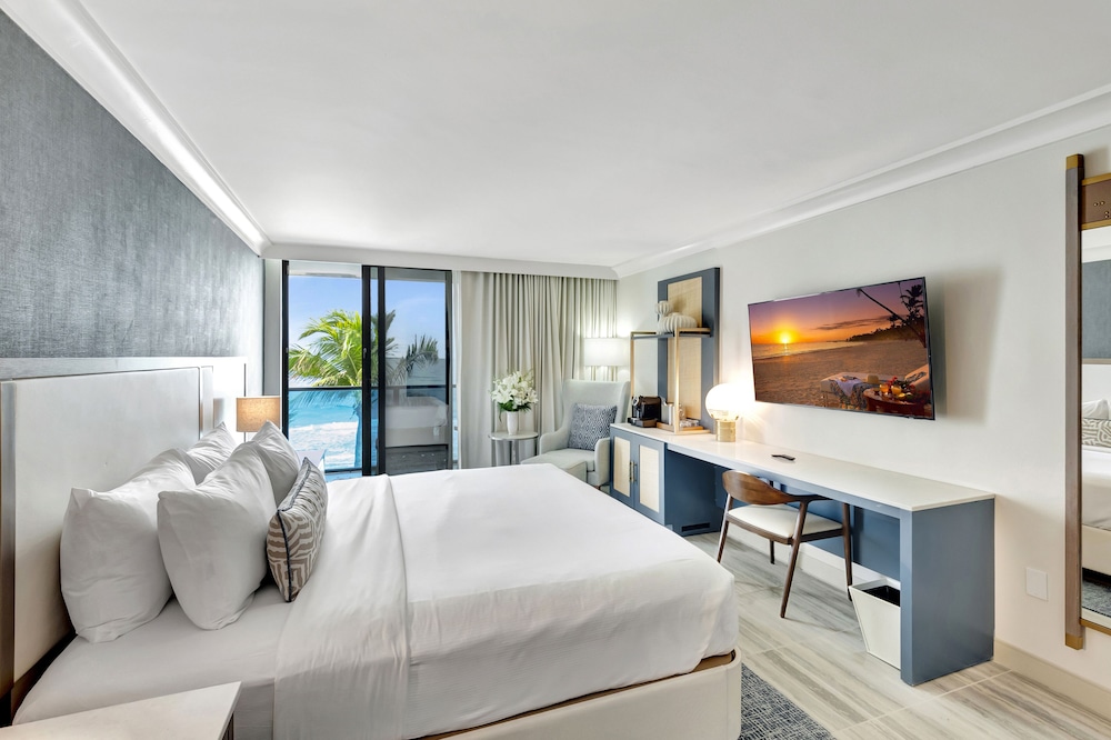 Deluxe Room, 1 King Bed, Ocean View (King Balcony Oceanfront) - Photo 3
