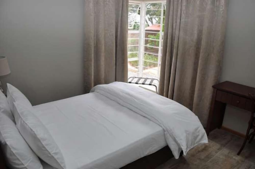 Executive 3 bed house photo 3