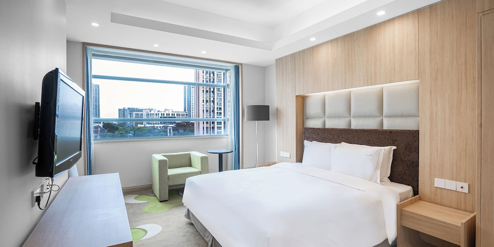 Standard Room, 1 King Bed, Garden View - Photo 10
