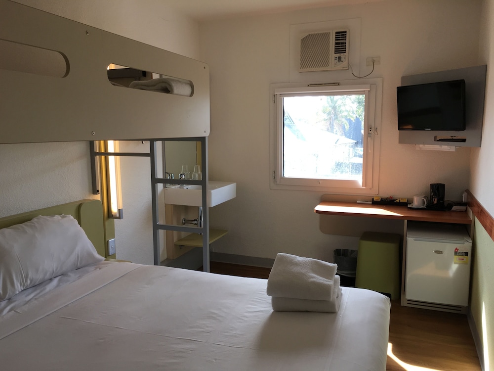 Standard Room, Multiple Beds - Photo 4