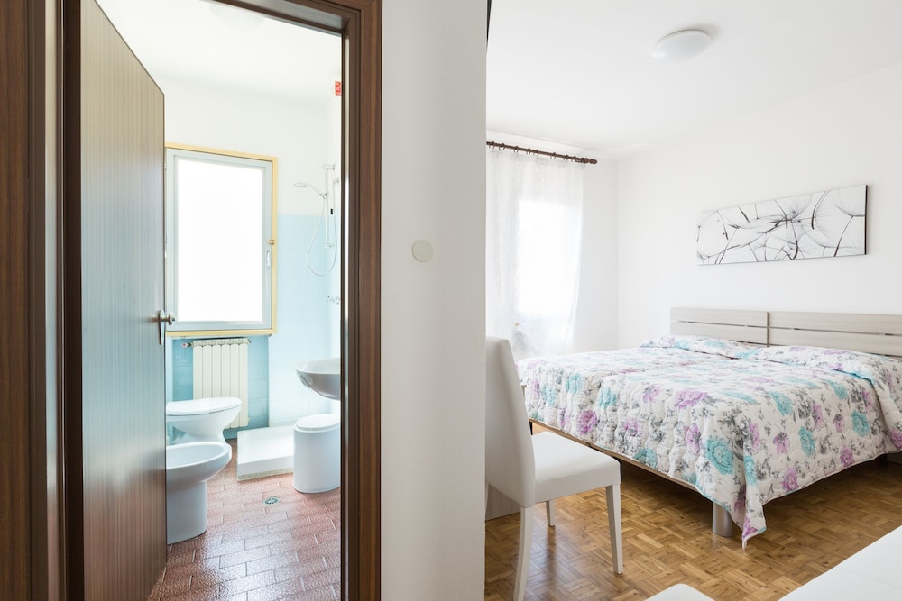 Basic Double Room - Photo 9