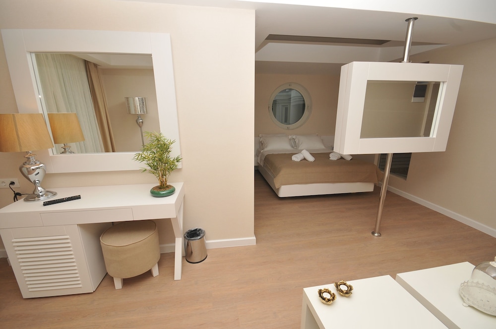 Deluxe Room, Sea View thumbnail 5