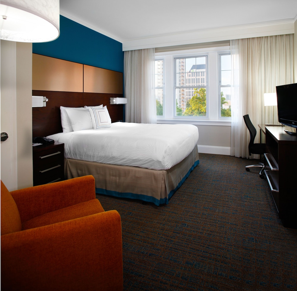 Suite, 1 Queen Bed with Sofa bed - Photo 2