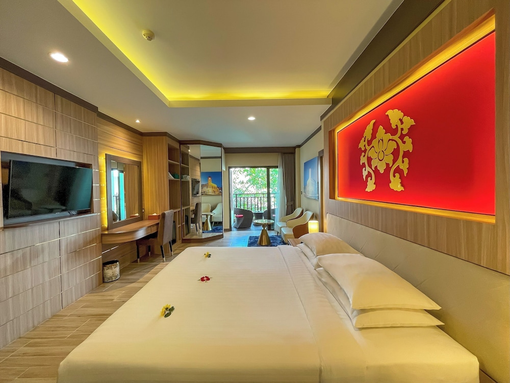 Deluxe Room, 1 Bedroom, Balcony, Pool View (Premium) photo 2