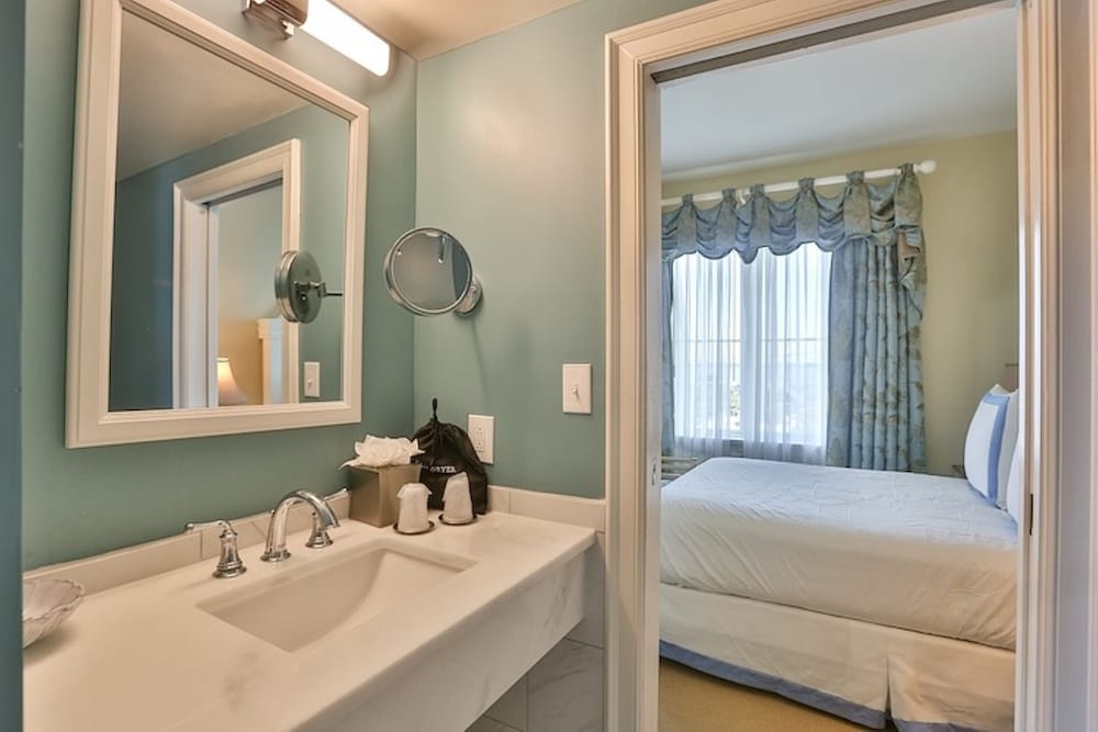 Admiral Suite, Partial Ocean View - Photo 6