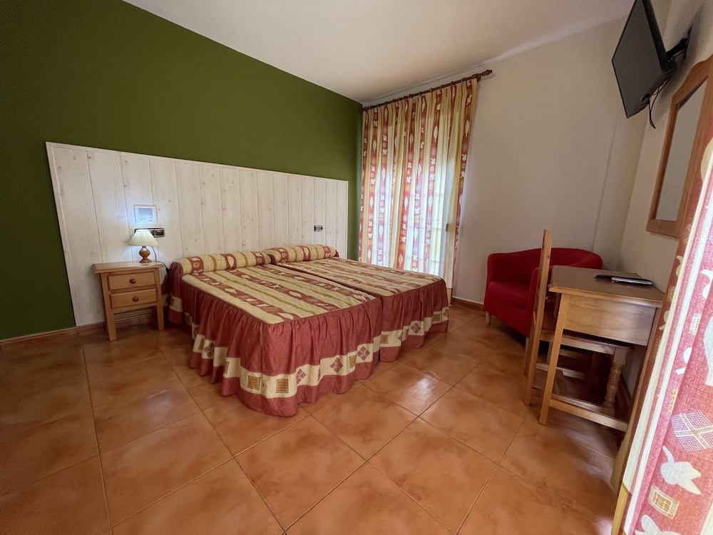 Double or Twin Room - Photo 2