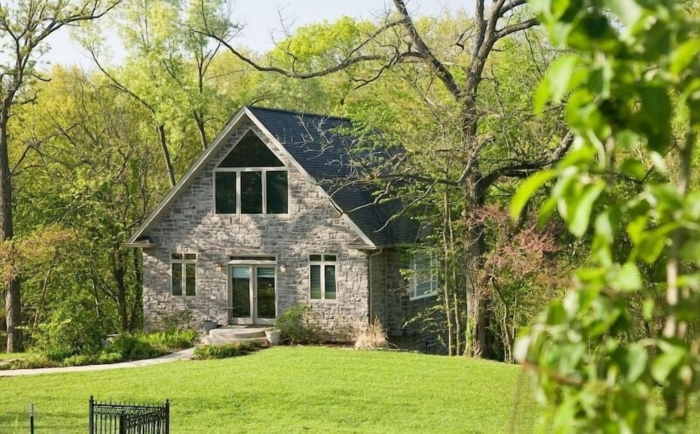 Deluxe Cottage, 1 King Bed, Non Smoking, Jetted Tub (The Cottage at The Garth) photo 3