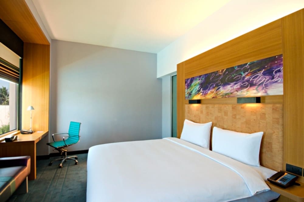 Deluxe Room, 1 King Bed - Photo 2