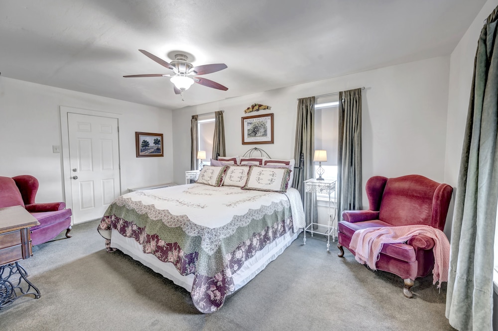 Superior Studio Suite (Texas Wine)