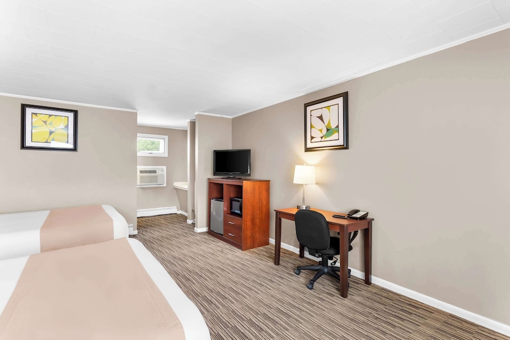 Standard Room, 2 Queen Beds, Non Smoking, Ground Floor photo 2