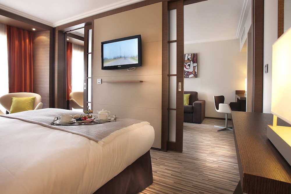 Suite, 1 Queen Bed with Sofa bed, Balcony, Partial Sea View (Balcony) photo 3
