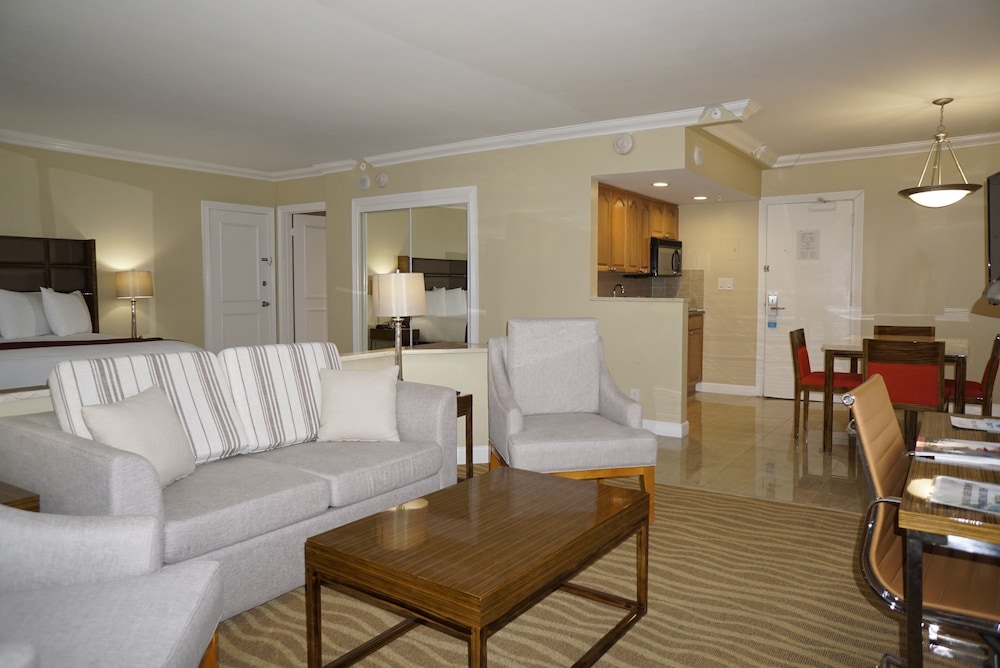 Suite, 1 Bedroom, Oceanfront, 1 King Bed - Photo 8