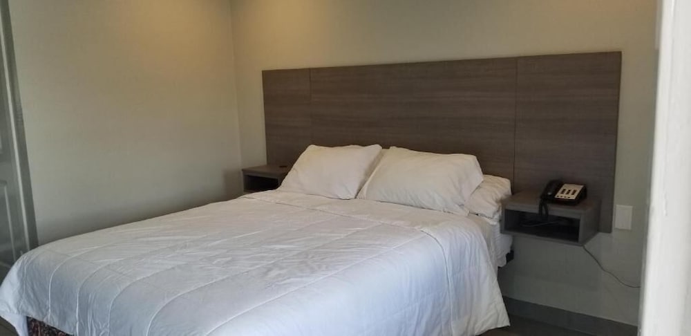 Standard Single Room, 1 Queen Bed - Photo 2