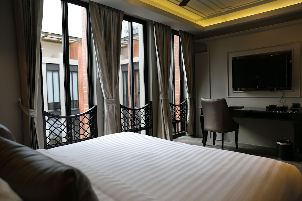 Deluxe Room with Pool View