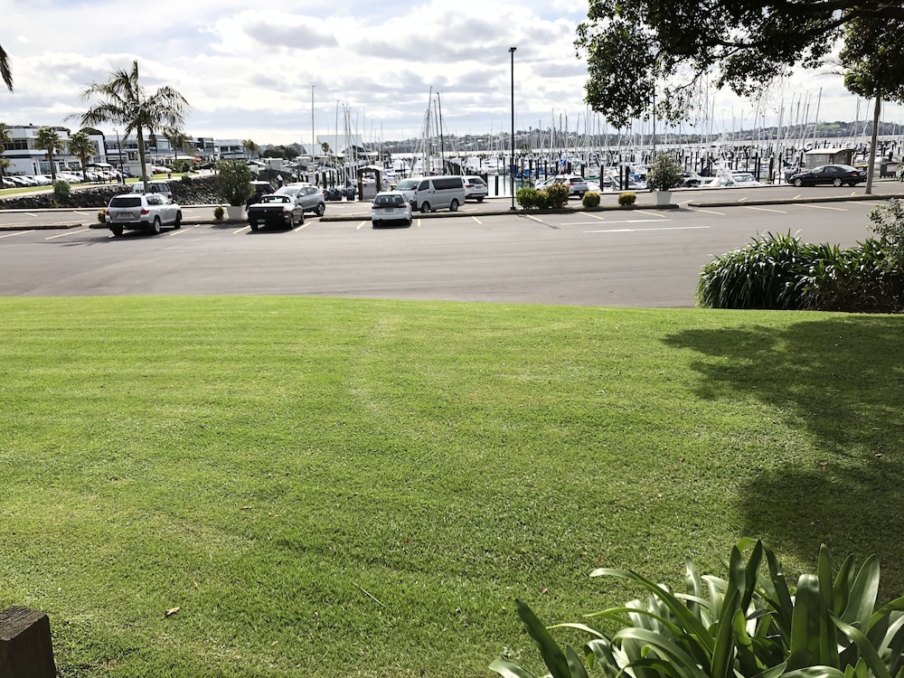 Deluxe Apartment, 1 Bedroom, Non Smoking, Marina View thumbnail 5