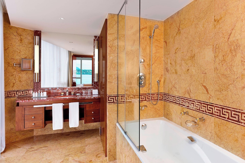 Executive Room, 1 King Bed, Lake View