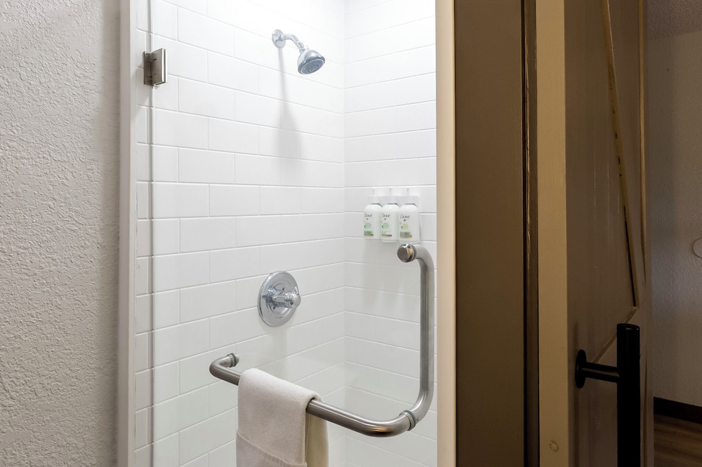 Room, 1 Queen Bed, Accessible, Non Smoking (Mobility/Hearing, Roll-In Shower) - Photo 4