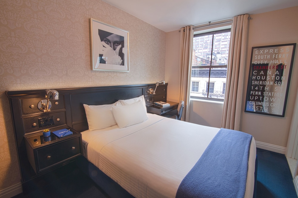 Studio 1 Queen Bed Accessible photo 1