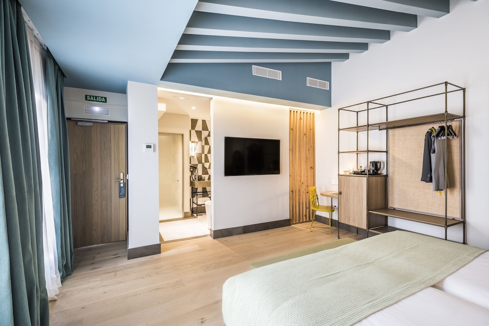 Standard Double Room, 1 King Bed, Bathtub, Courtyard Area - Photo 3