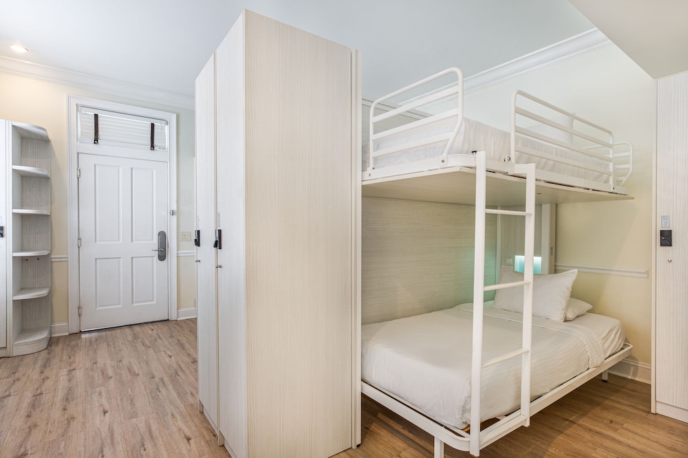 NYAH Private Balcony Room 6 Single Beds photo 2