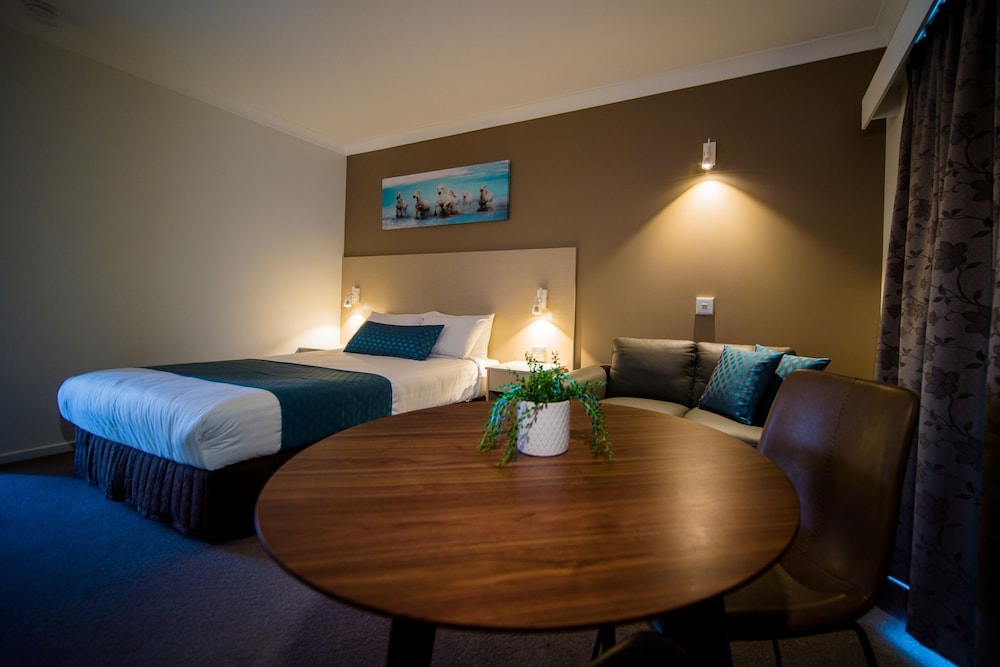 Family Room (1 Queen and 2 Single Beds) photo 2